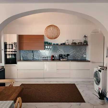 Dalmar 1st Floor & Pool Access Apartment *