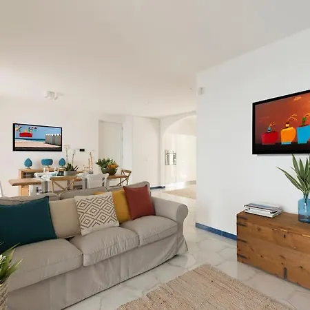 Dalmar 1st Floor & Pool Access Apartment *